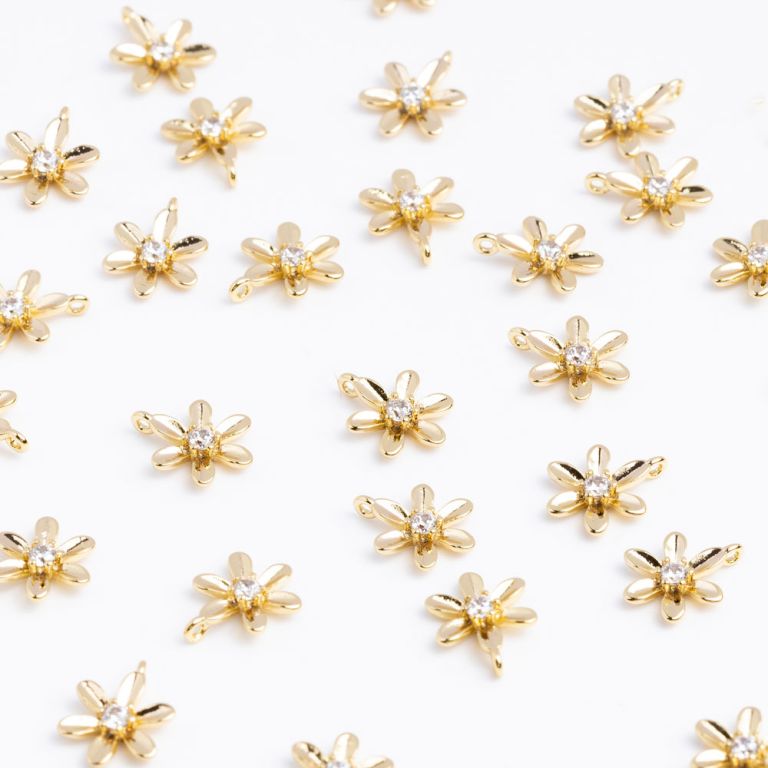 Charm cupru placat auriu floare 6 petale 6.6x9 mm zirconiu alb - 2 buc I Magazinuldepietre.ro