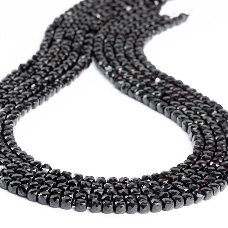 Spinel cuburi fatetate 4 mm I Magazinuldepietre.ro