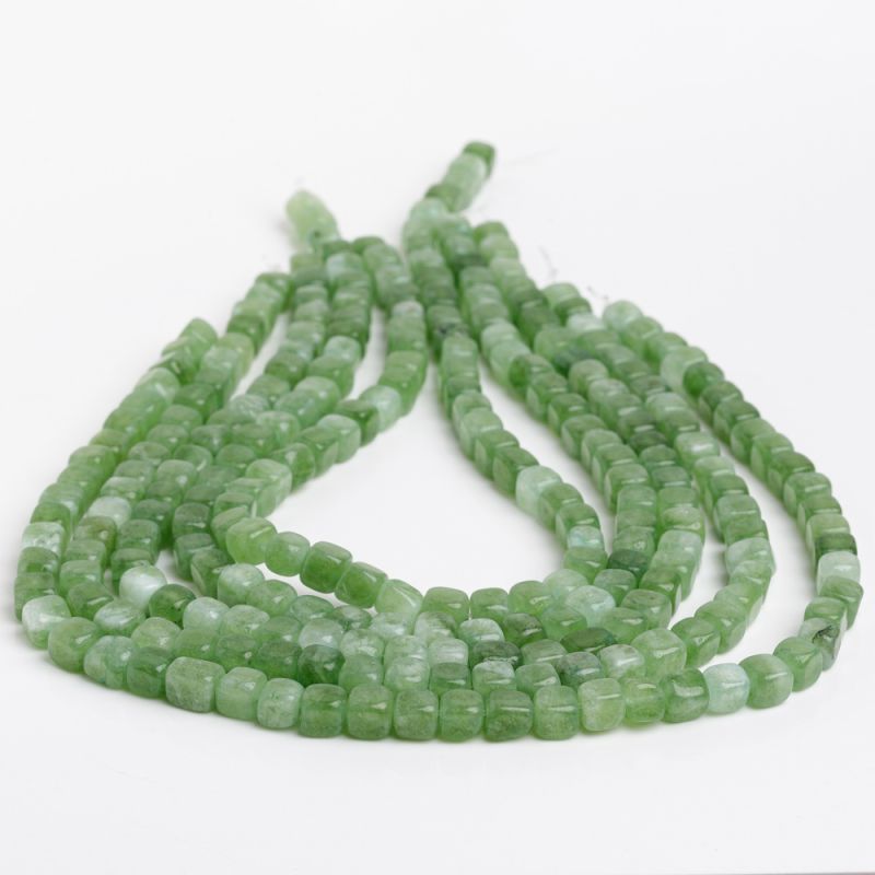 Pietre Semipretioase - Jad verde cuburi neregulate 7.5 mm