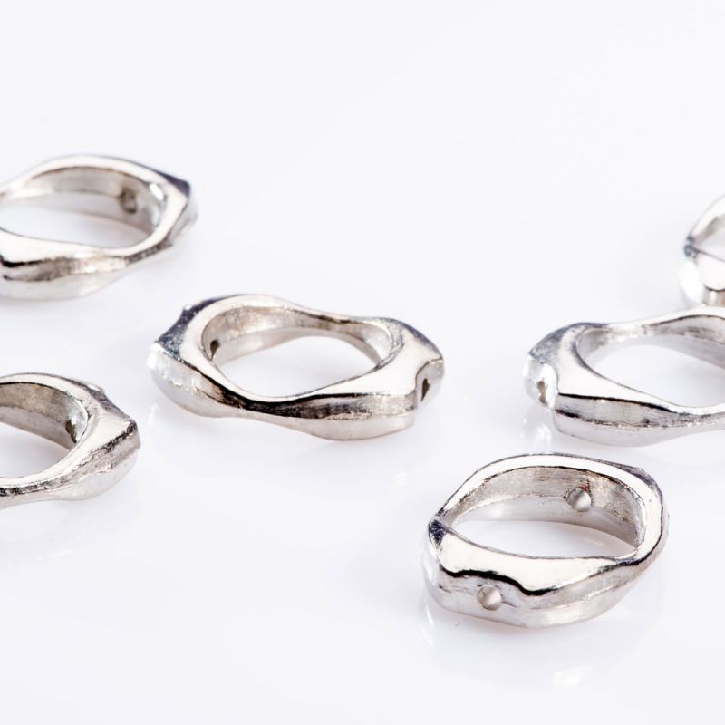 Distantier metal argintiu oval cu gaura rotunda 20x25 mm - 10 buc I Magazinuldepietre.ro