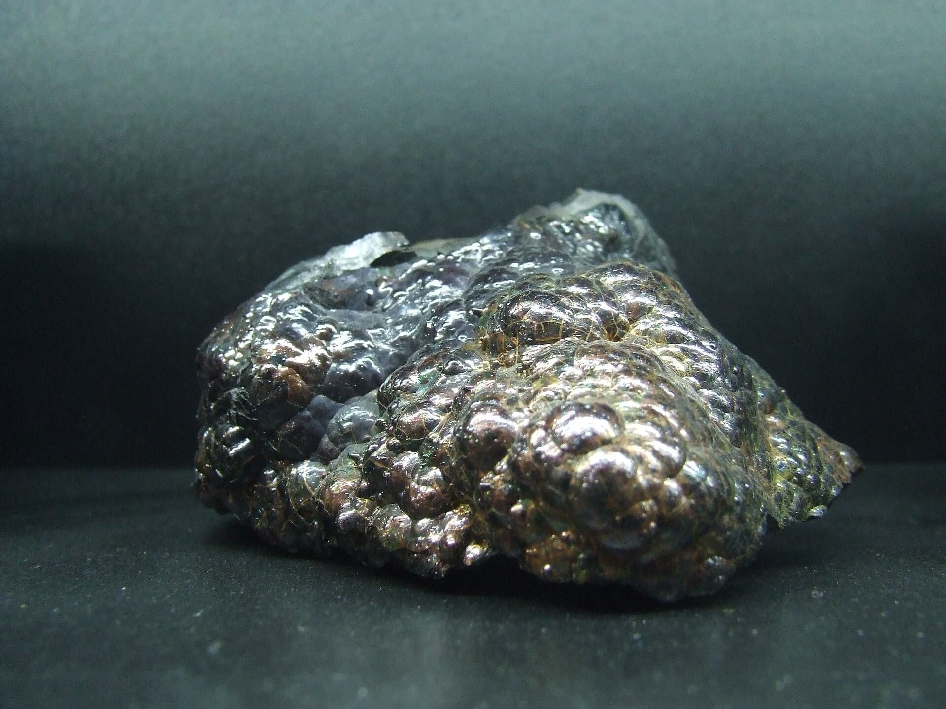 Hematit – proprietati, caracteristici si beneficii ale acestei pietre deosebite 
