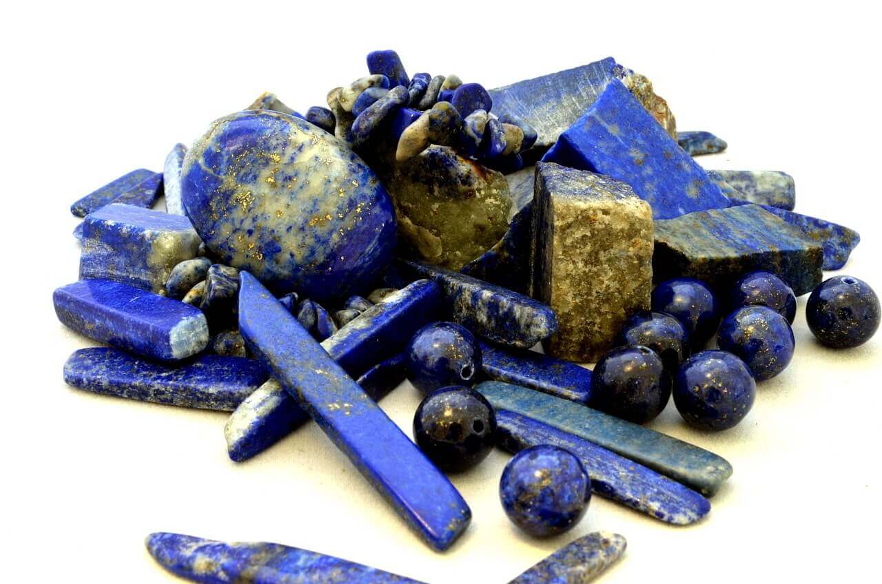 1. cristale care atrag iubirea -  cristale de lapis lazuli in diferite nuante de albastru