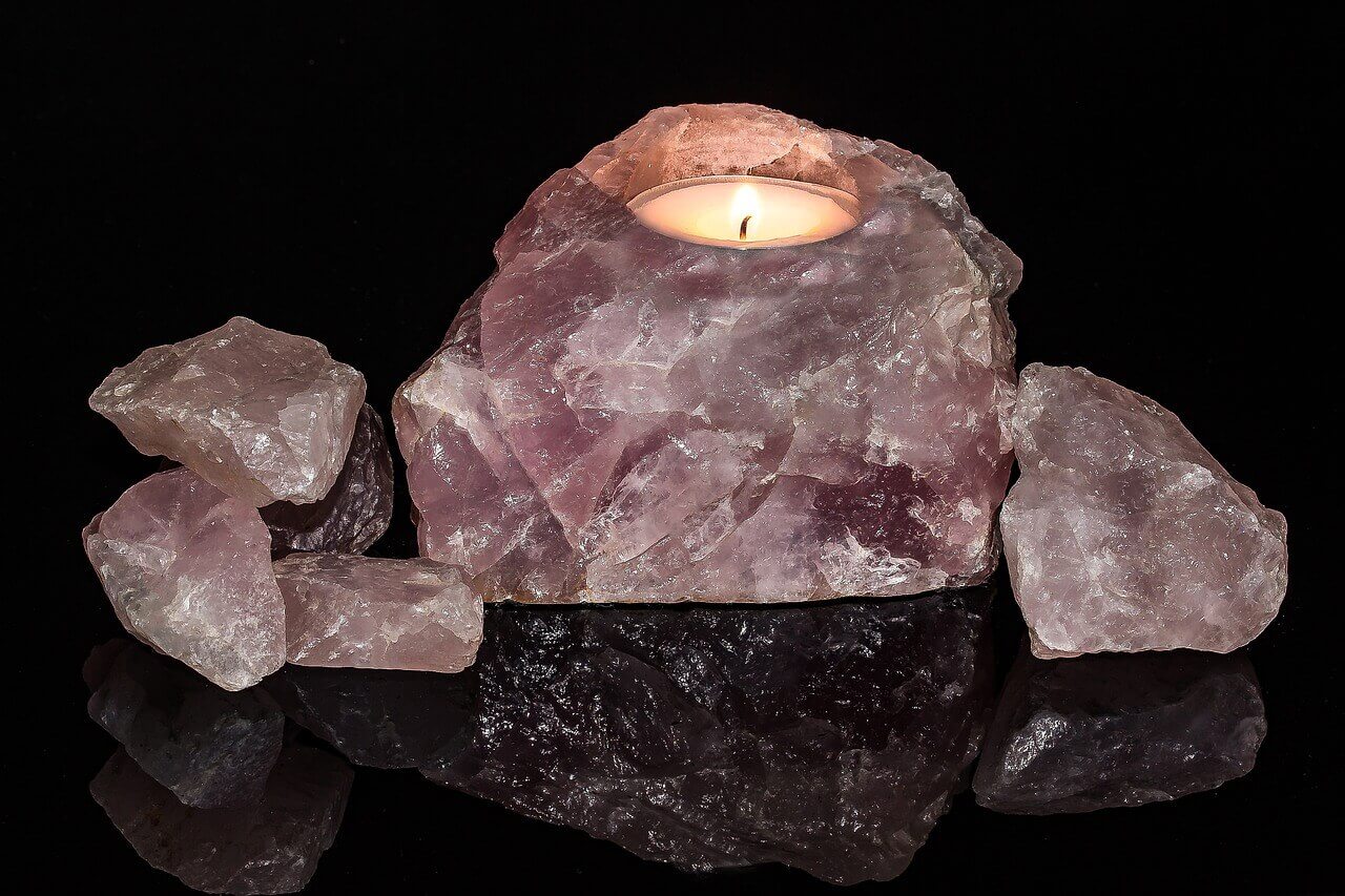 1. cristale care atrag iubirea - cuart roz, suport lumanare din cuart roz, bucati din cuart roz