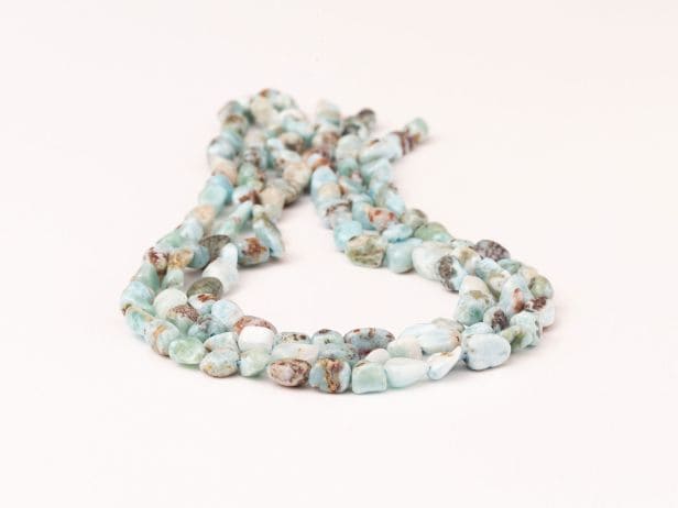 2. Larimar proprietati  - larimar, diferite nuante si forme neregulate, sirag