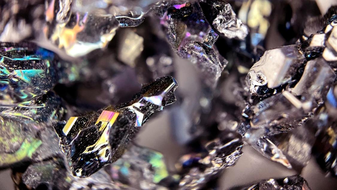 Piatra sagetatorului - o zodie care exploreaza constant - imagine macro minerale pretioase