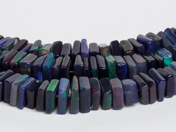 4. Pietre semipretioase albastre - opal de foc albastru, pietre