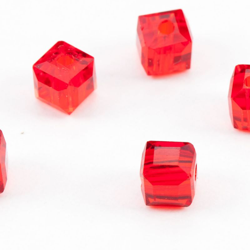 Cristal rosu cub cu fatete 6 mm - 20 buc - magazinuldepietre.ro