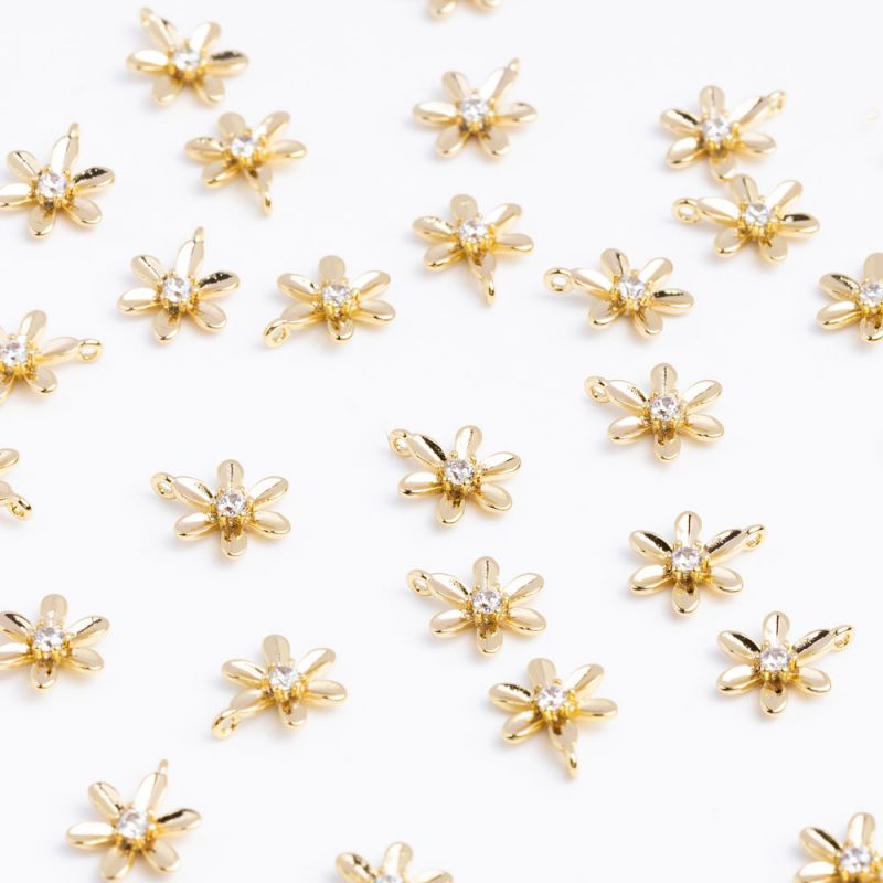 Charm floare 6 petale zirconia alb 6.6x9 mm auriu - 2 buc - magazinuldepietre.ro